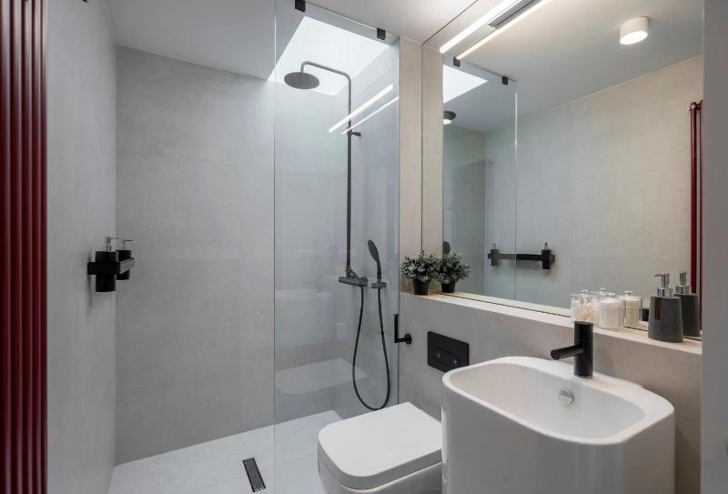 Classic Top-Floor Studio in the Historic Center with Views - image 4