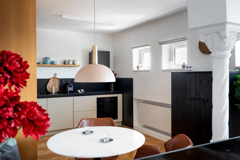 Classic Top-Floor Studio in the Historic Center with Views - image 9