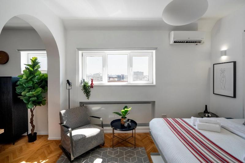 Classic Top-Floor Studio in the Historic Center with Views - image 13