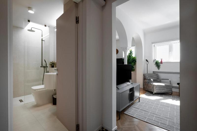 Classic Top-Floor Studio in the Historic Center with Views - image 3