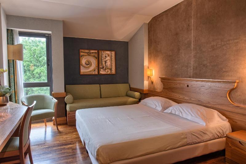 Superior Triple Room image 4