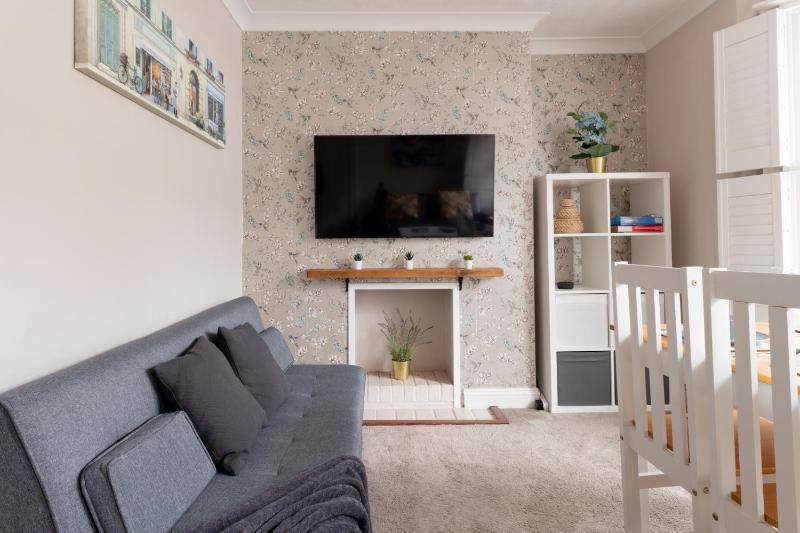 Gorgeous 2-Bed Located in Quiet Area with Nearby Stations - image 16