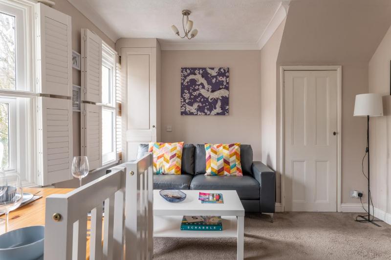 Gorgeous 2-Bed Located in Quiet Area with Nearby Stations - image 1