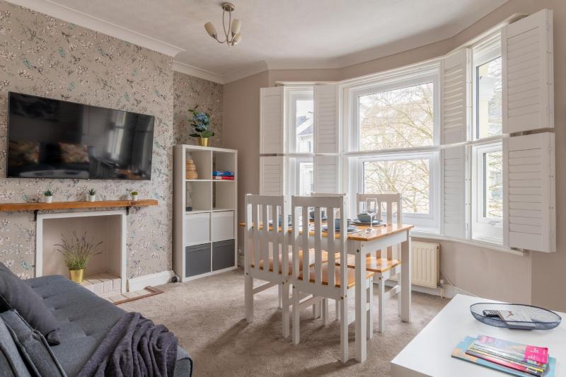 Gorgeous 2-Bed Located in Quiet Area with Nearby Stations - image 8