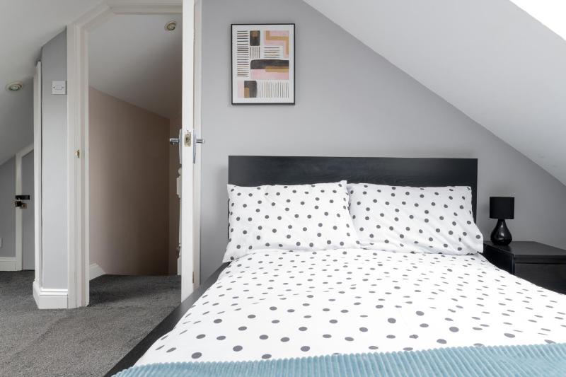 Gorgeous 2-Bed Located in Quiet Area with Nearby Stations - image 10