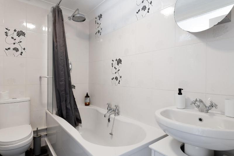 Gorgeous 2-Bed Located in Quiet Area with Nearby Stations - image 9
