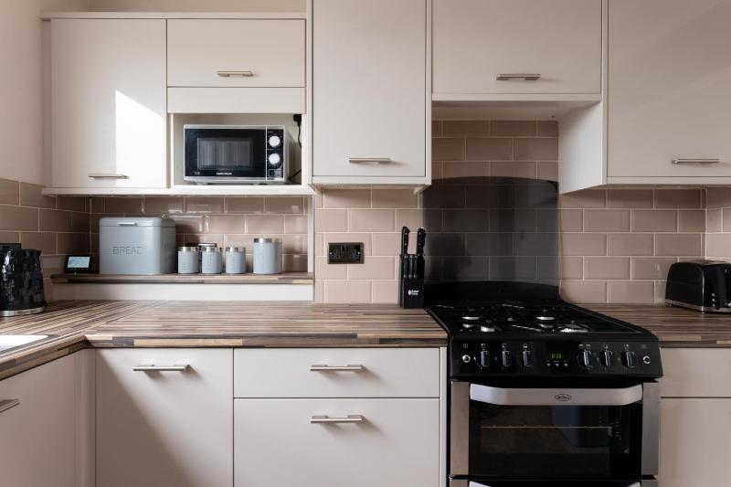 Gorgeous 2-Bed Located in Quiet Area with Nearby Stations - image 5