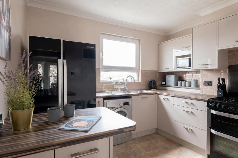 Gorgeous 2-Bed Located in Quiet Area with Nearby Stations - image 15