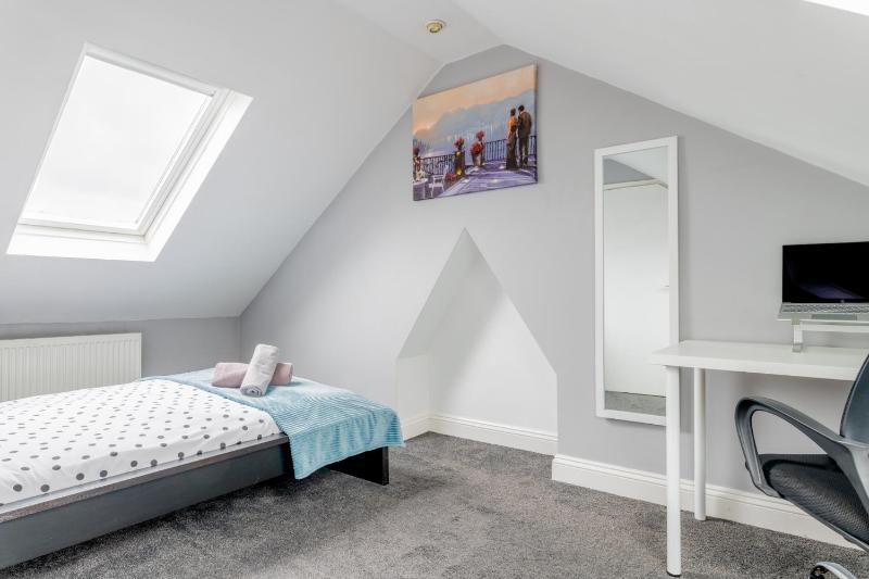 Gorgeous 2-Bed Located in Quiet Area with Nearby Stations - image 13