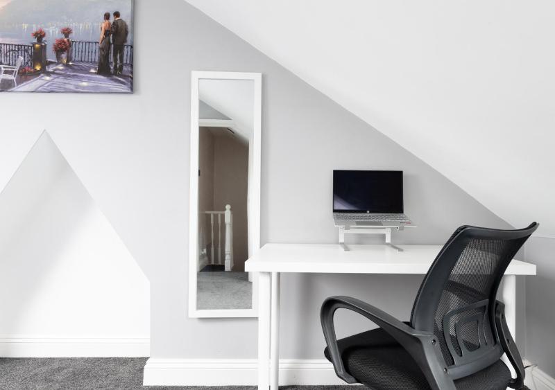 Gorgeous 2-Bed Located in Quiet Area with Nearby Stations - image 14