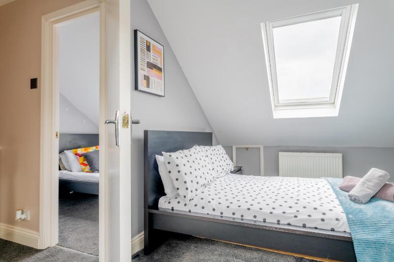 Gorgeous 2-Bed Located in Quiet Area with Nearby Stations - image 12