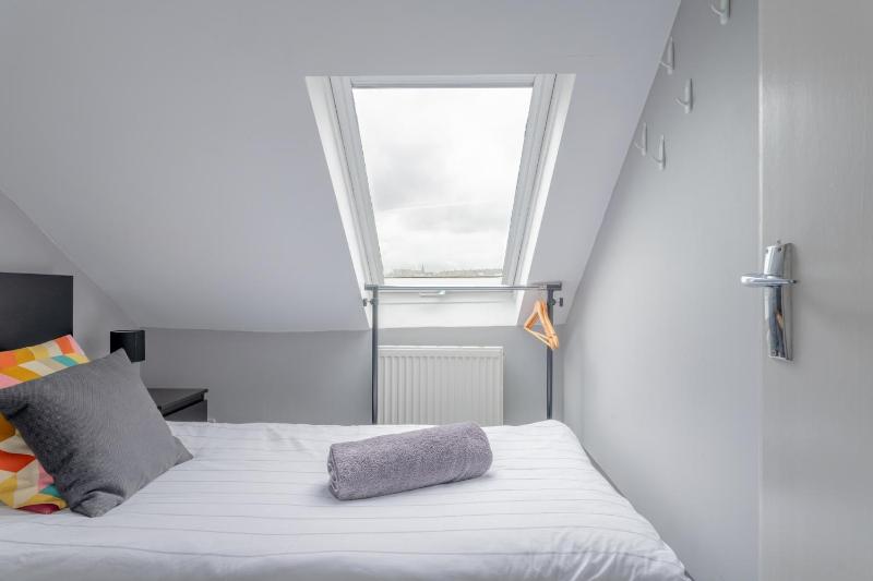 Gorgeous 2-Bed Located in Quiet Area with Nearby Stations - image 3