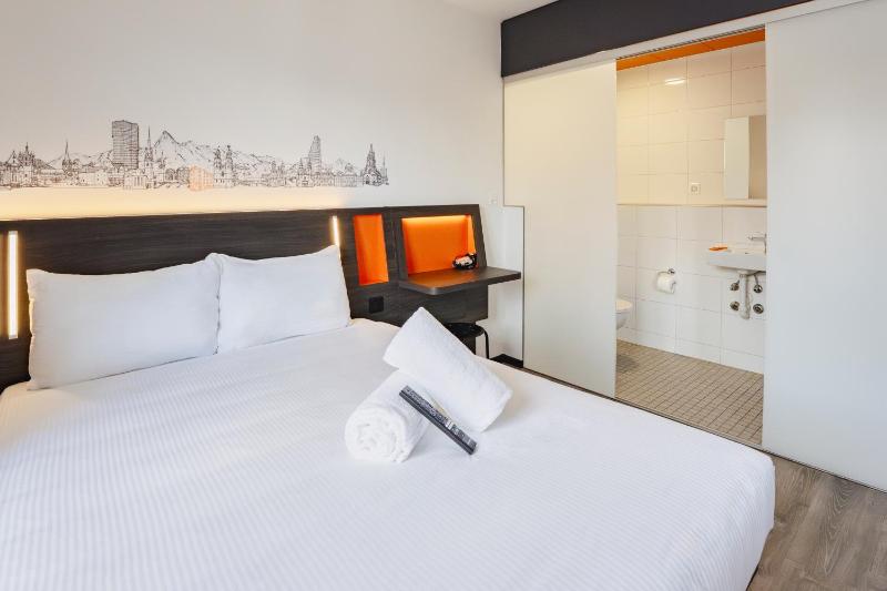 easyHotel Zürich City Main Station - image 13