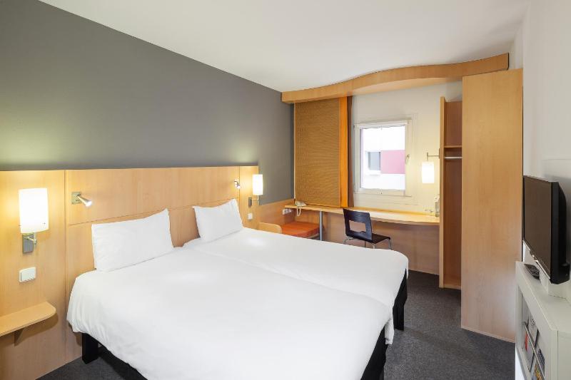 Room with 2 Single Beds image 1