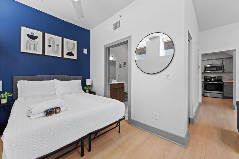 Bright and Modern Studio in Louisville # 112 - image 32