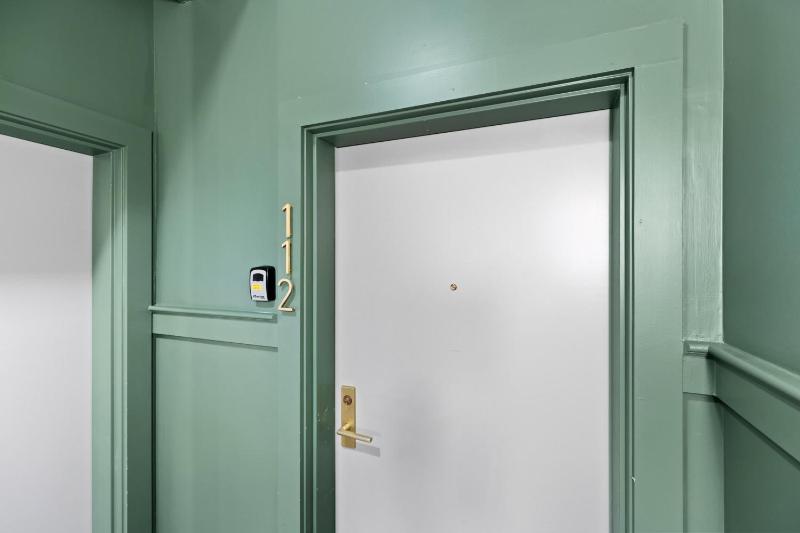 Bright and Modern Studio in Louisville # 112 - image 36