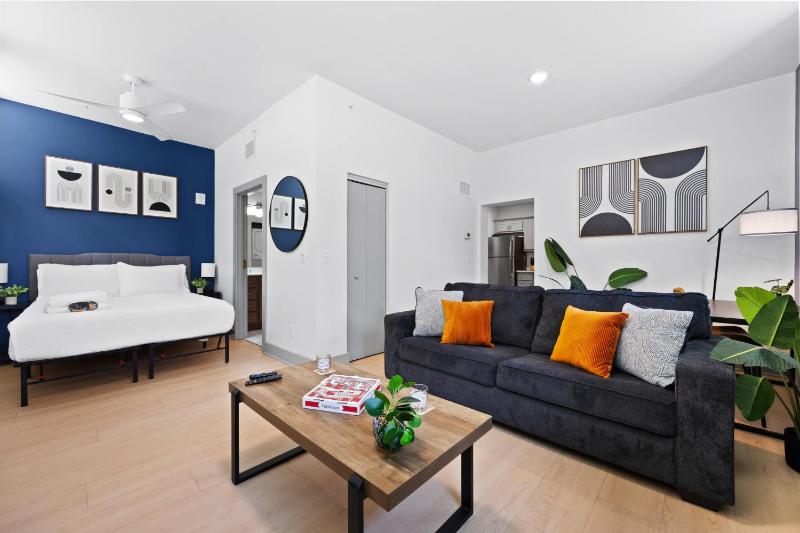 Bright and Modern Studio in Louisville # 112 - image 3