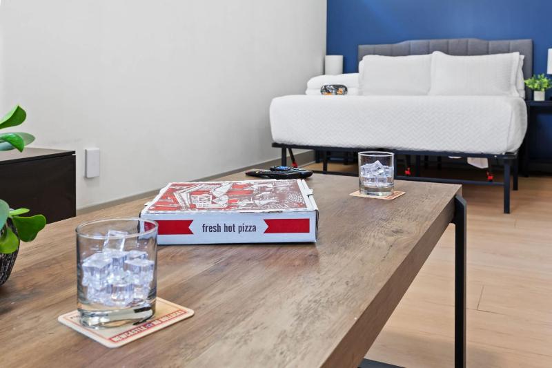 Bright and Modern Studio in Louisville # 112 - image 12