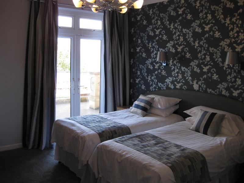 Twin Room with Sea View and Balcony image 2