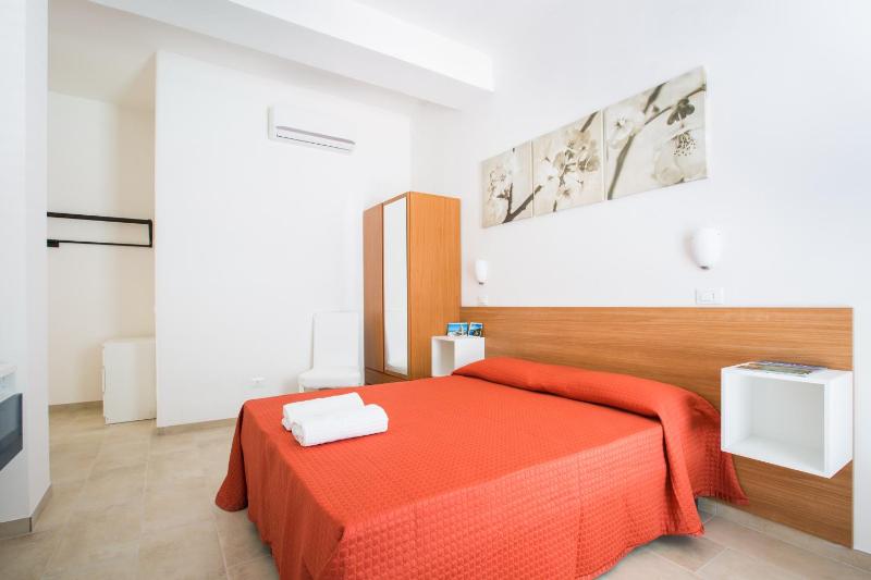 Double Room with Balcony image 2