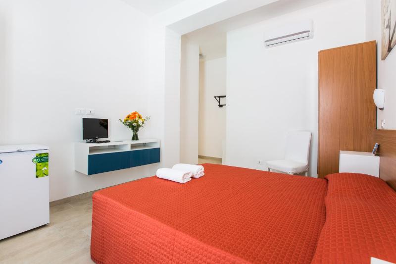 Double Room with Balcony image 4