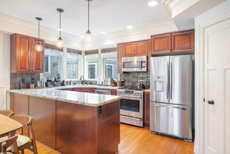 3BR 2BA Kinnear Townhouse in Queen Anne Seattle - image 3