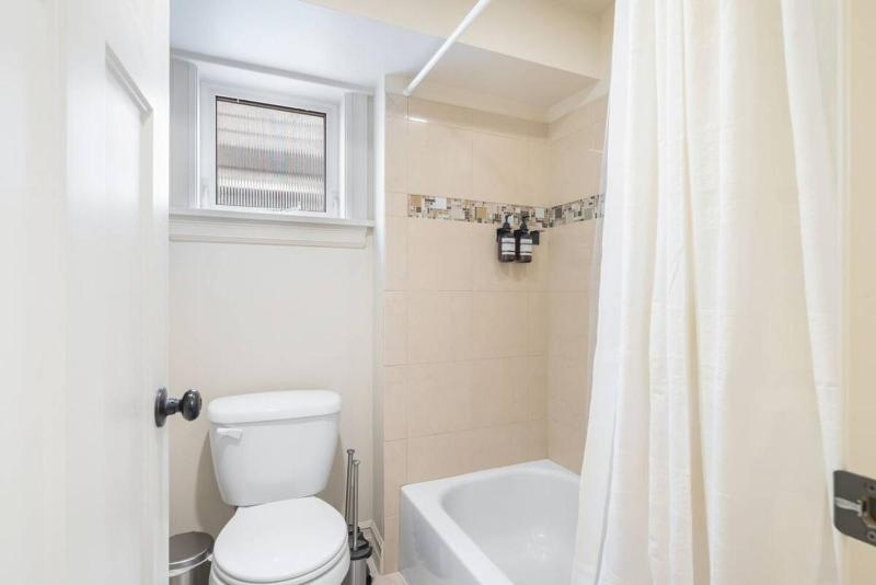 3BR 2BA Kinnear Townhouse in Queen Anne Seattle - image 5