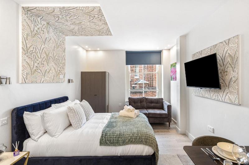 MODERN STUDIO APARTMENT BY THE SPINNAKER TOWER - WALKING DISTANCE TO GUNWARF AND MAIN TRANSPORT ROUTES - FREE WiFi - FLAT SCREEN SMART TV - PERFECT FOR COUPLEAS AND CONTRACTORS - image 7