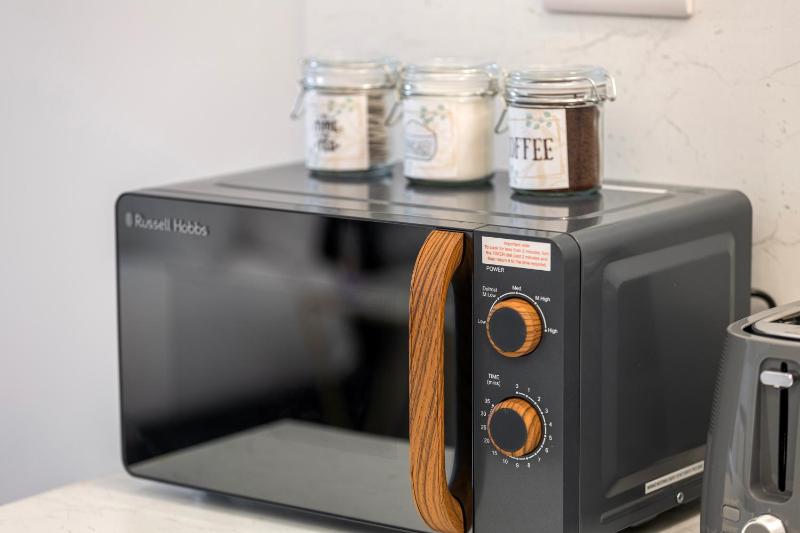 MODERN STUDIO APARTMENT BY THE SPINNAKER TOWER - WALKING DISTANCE TO GUNWARF AND MAIN TRANSPORT ROUTES - FREE WiFi - FLAT SCREEN SMART TV - PERFECT FOR COUPLEAS AND CONTRACTORS - image 3