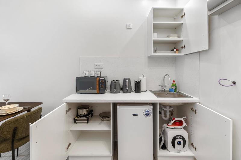 MODERN STUDIO APARTMENT BY THE SPINNAKER TOWER - WALKING DISTANCE TO GUNWARF AND MAIN TRANSPORT ROUTES - FREE WiFi - FLAT SCREEN SMART TV - PERFECT FOR COUPLEAS AND CONTRACTORS - image 26