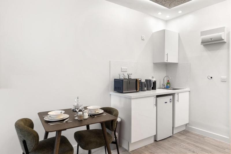 MODERN STUDIO APARTMENT BY THE SPINNAKER TOWER - WALKING DISTANCE TO GUNWARF AND MAIN TRANSPORT ROUTES - FREE WiFi - FLAT SCREEN SMART TV - PERFECT FOR COUPLEAS AND CONTRACTORS - image 21