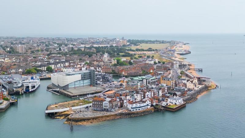 MODERN STUDIO APARTMENT BY THE SPINNAKER TOWER - WALKING DISTANCE TO GUNWARF AND MAIN TRANSPORT ROUTES - FREE WiFi - FLAT SCREEN SMART TV - PERFECT FOR COUPLEAS AND CONTRACTORS - image 20