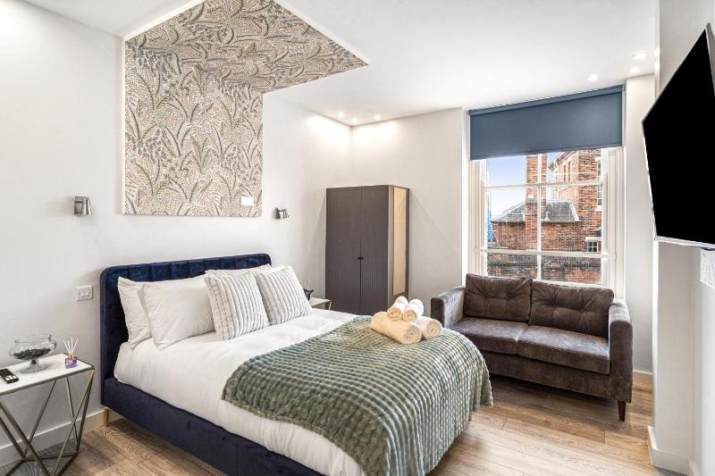 MODERN STUDIO APARTMENT BY THE SPINNAKER TOWER - WALKING DISTANCE TO GUNWARF AND MAIN TRANSPORT ROUTES - FREE WiFi - FLAT SCREEN SMART TV - PERFECT FOR COUPLEAS AND CONTRACTORS - image 1