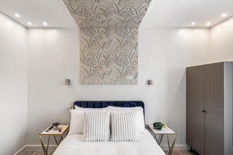 MODERN STUDIO APARTMENT BY THE SPINNAKER TOWER - WALKING DISTANCE TO GUNWARF AND MAIN TRANSPORT ROUTES - FREE WiFi - FLAT SCREEN SMART TV - PERFECT FOR COUPLEAS AND CONTRACTORS - image 14