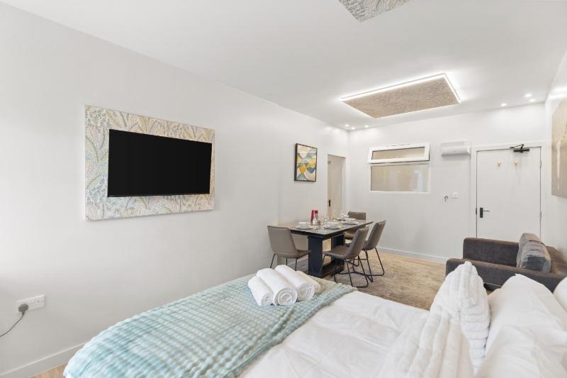 TWO BEDROOM STUNNING APARTMENT IN THE HEART OF PORTSEA ISLAND - FREE WiFi - FLAT SCREEN SMART TV - WALKING DISTANCE TO GUNWHARF AND MAIN TRANSPORT ROUTES- PERFECT FOR COUPLES AND CONTRACTORS - image 6