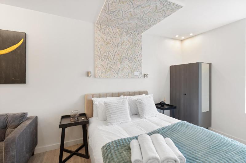 TWO BEDROOM STUNNING APARTMENT IN THE HEART OF PORTSEA ISLAND - FREE WiFi - FLAT SCREEN SMART TV - WALKING DISTANCE TO GUNWHARF AND MAIN TRANSPORT ROUTES- PERFECT FOR COUPLES AND CONTRACTORS - image 20