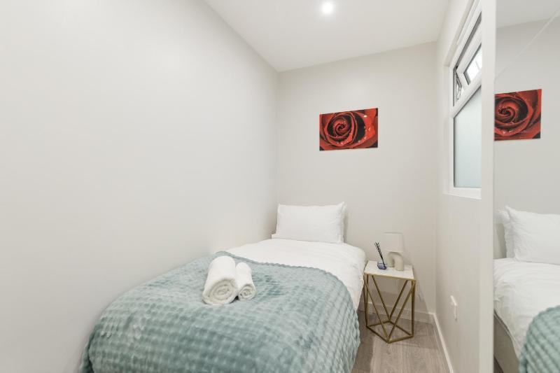 TWO BEDROOM STUNNING APARTMENT IN THE HEART OF PORTSEA ISLAND - FREE WiFi - FLAT SCREEN SMART TV - WALKING DISTANCE TO GUNWHARF AND MAIN TRANSPORT ROUTES- PERFECT FOR COUPLES AND CONTRACTORS - image 27
