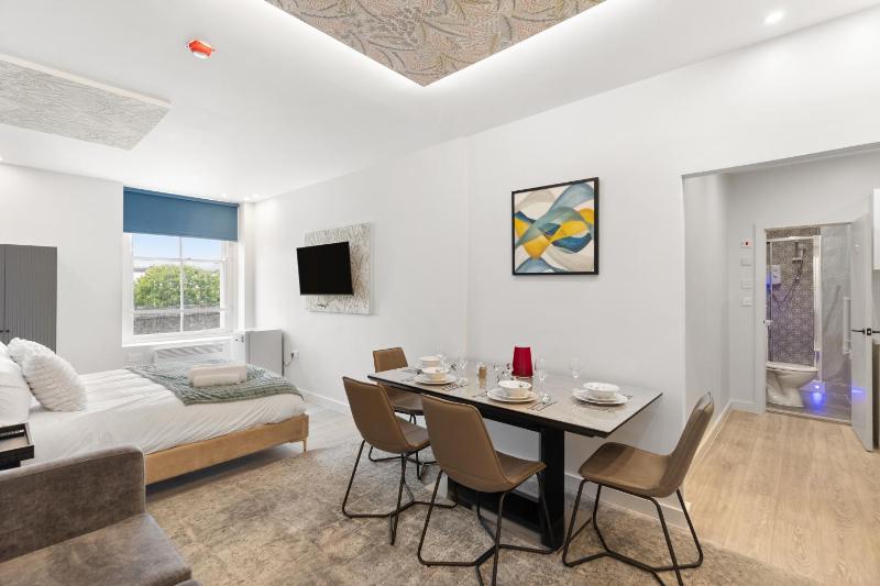TWO BEDROOM STUNNING APARTMENT IN THE HEART OF PORTSEA ISLAND - FREE WiFi - FLAT SCREEN SMART TV - WALKING DISTANCE TO GUNWHARF AND MAIN TRANSPORT ROUTES- PERFECT FOR COUPLES AND CONTRACTORS - image 16