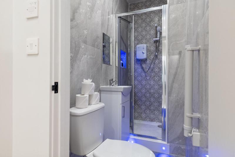 TWO BEDROOM STUNNING APARTMENT IN THE HEART OF PORTSEA ISLAND - FREE WiFi - FLAT SCREEN SMART TV - WALKING DISTANCE TO GUNWHARF AND MAIN TRANSPORT ROUTES- PERFECT FOR COUPLES AND CONTRACTORS - image 23