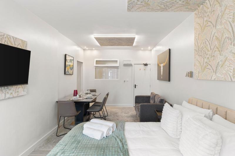 TWO BEDROOM STUNNING APARTMENT IN THE HEART OF PORTSEA ISLAND - FREE WiFi - FLAT SCREEN SMART TV - WALKING DISTANCE TO GUNWHARF AND MAIN TRANSPORT ROUTES- PERFECT FOR COUPLES AND CONTRACTORS - image 1