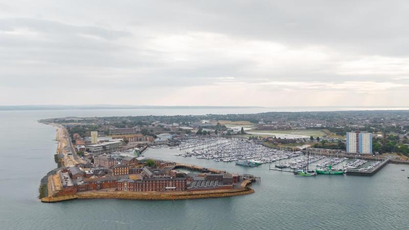 TWO BEDROOM STUNNING APARTMENT IN THE HEART OF PORTSEA ISLAND - FREE WiFi - FLAT SCREEN SMART TV - WALKING DISTANCE TO GUNWHARF AND MAIN TRANSPORT ROUTES- PERFECT FOR COUPLES AND CONTRACTORS - image 12