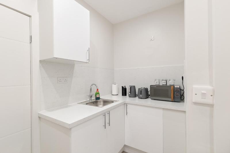 TWO BEDROOM STUNNING APARTMENT IN THE HEART OF PORTSEA ISLAND - FREE WiFi - FLAT SCREEN SMART TV - WALKING DISTANCE TO GUNWHARF AND MAIN TRANSPORT ROUTES- PERFECT FOR COUPLES AND CONTRACTORS - image 28