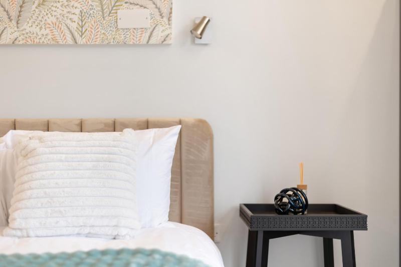 TWO BEDROOM STUNNING APARTMENT IN THE HEART OF PORTSEA ISLAND - FREE WiFi - FLAT SCREEN SMART TV - WALKING DISTANCE TO GUNWHARF AND MAIN TRANSPORT ROUTES- PERFECT FOR COUPLES AND CONTRACTORS - image 3