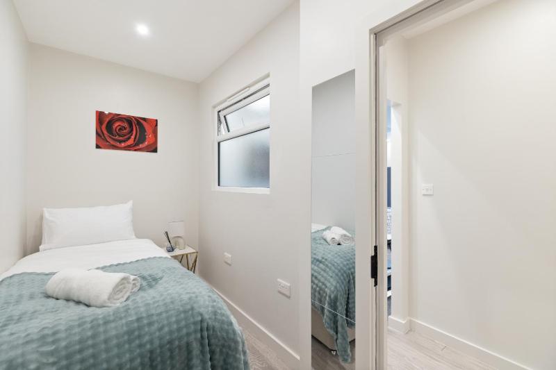TWO BEDROOM STUNNING APARTMENT IN THE HEART OF PORTSEA ISLAND - FREE WiFi - FLAT SCREEN SMART TV - WALKING DISTANCE TO GUNWHARF AND MAIN TRANSPORT ROUTES- PERFECT FOR COUPLES AND CONTRACTORS - image 29