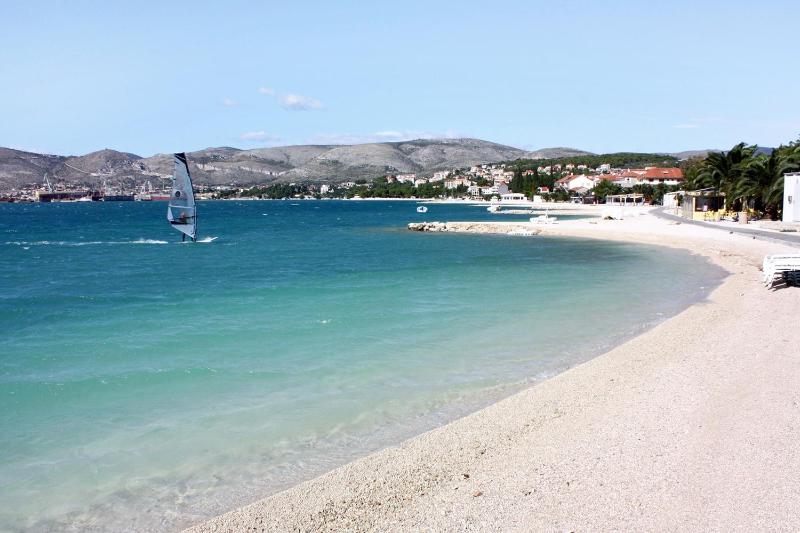 Apartments with parking space Trogir - 24605 - image 2
