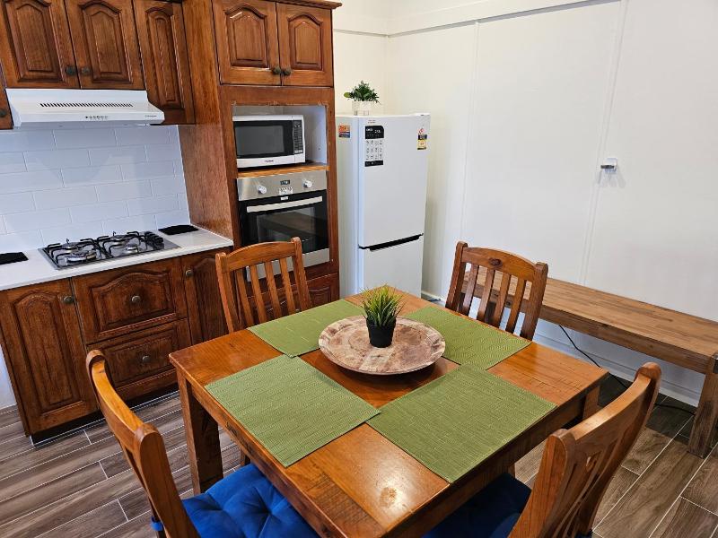 6 Mins to City–Stylish Retreat - image 9
