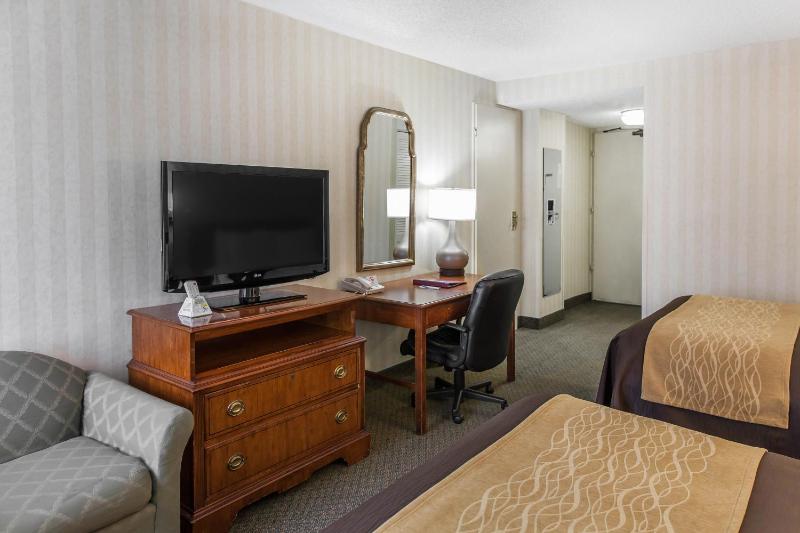 Queen Room with Two Queen Beds - Non-Smoking image 2