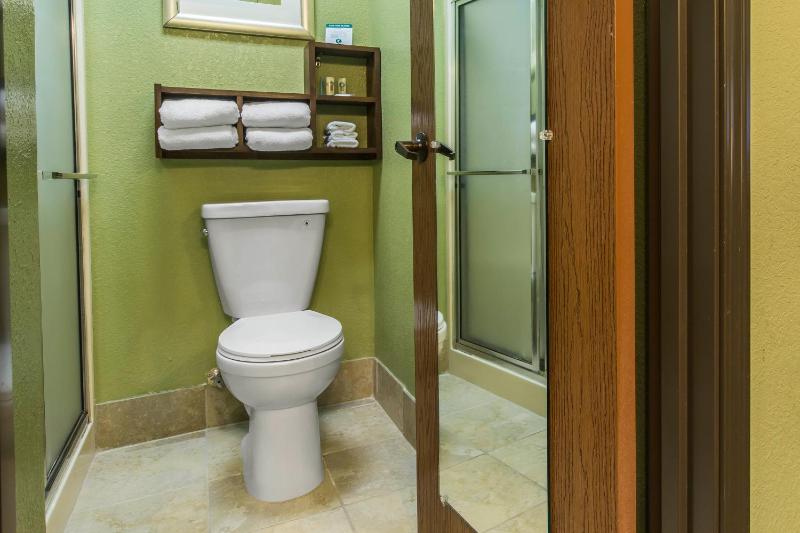Queen Room - Non-Smoking image 3
