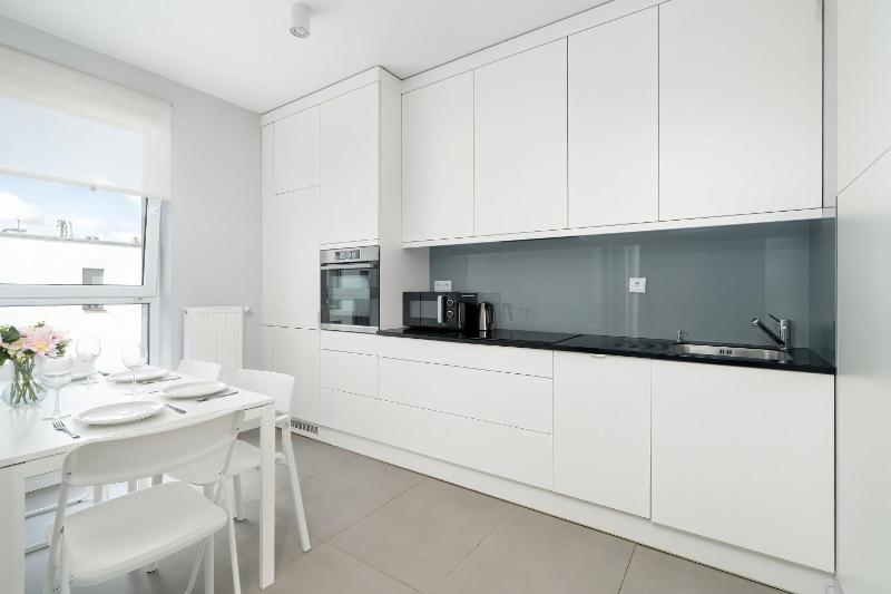 Stylish Apartment for 4 People with Parking in Poznań by Noclegi Renters - image 7