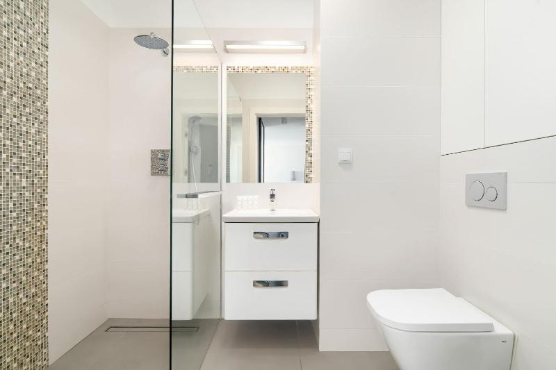 Stylish Apartment for 4 People with Parking in Poznań by Noclegi Renters - image 2